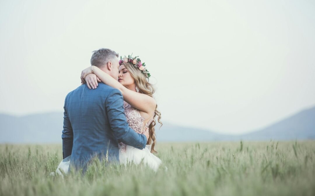 10 Stunning Wedding Couple Poses