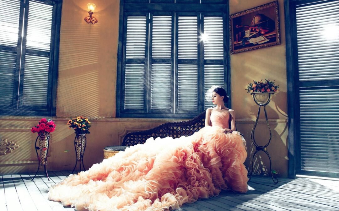 12 Stunning Solo Bride Poses for Wedding Photos