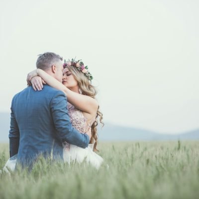 10 Stunning Wedding Couple Poses